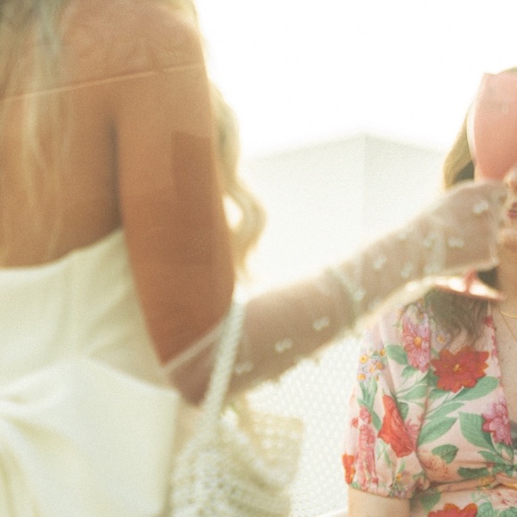 Sheer gloves, bedazzled - Picture 2 of 4